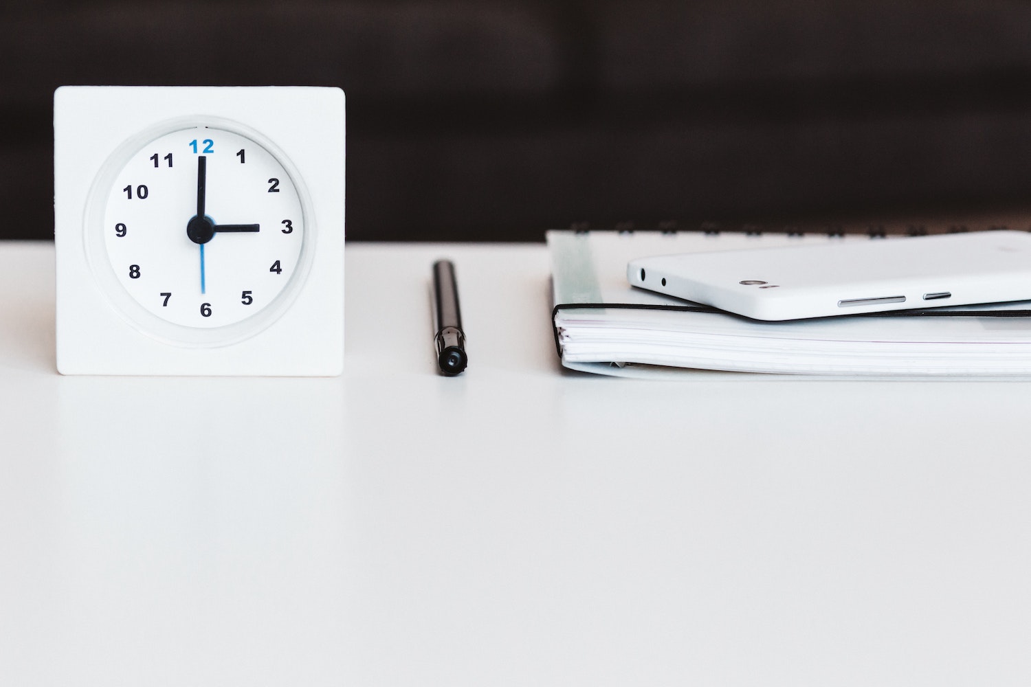 1日の時間設計を象徴する時計とノート